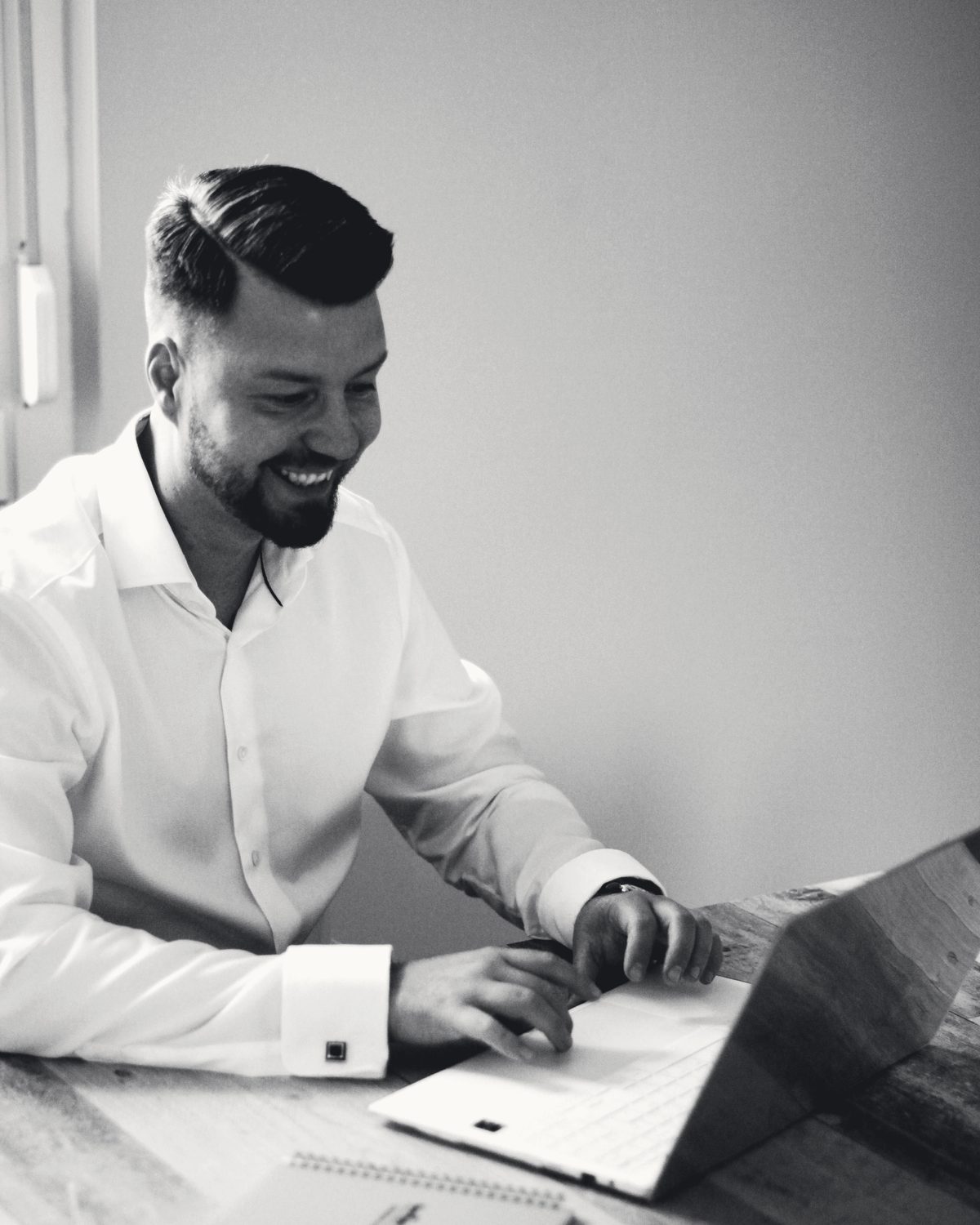 Sebastian Tannert bei der Arbeit am Schreibtisch